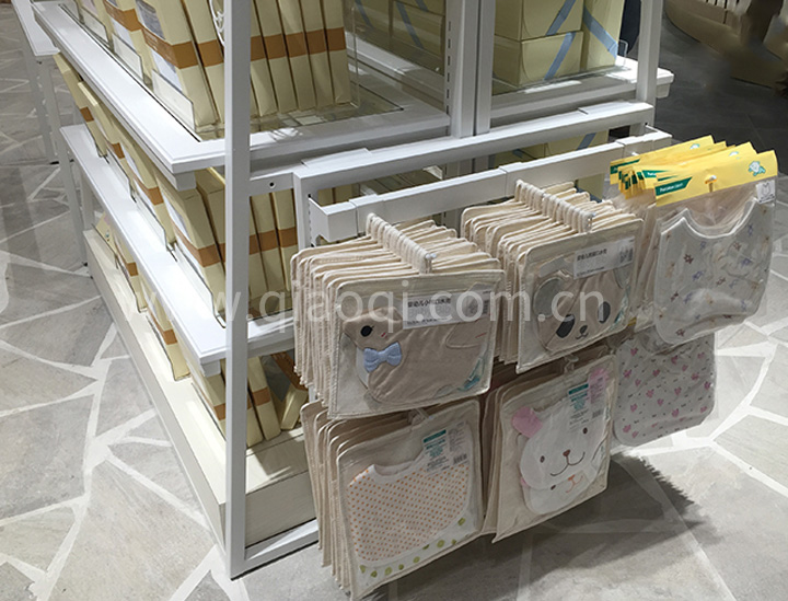 全棉時代—鐵架中島外...